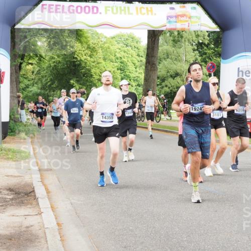 29.06.2025 - hella hamburg halbmarathon MichiJ http://msf.ph/oto/8379117 29.06.2025 10:46:02 Zwischen KM18-KM19 2957, 3181, 6208, 7259, 8089, 9156, 9353, 10915, 11757, 12378, 12406, 12633, 12809, 14355, 14375, 14429, 14628, 17176, 17825, 17931, 18153, 18467, 19246 meine-sportfotos.de