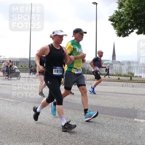 29.06.2025 - hella hamburg halbmarathon Lena Gebhardt http://msf.ph/oto/8379191 29.06.2025 10:40:11 Lombardsbrücke 8705, 19818, 19158, 1915, 1018, 1037, 1058, 1076, 1291, 1586, 1691, 1899, 2019, 2109, 2254, 2313, 2515, 2572, 2866, 2888, 3046, 3237, 3293, 3295, 3515, 3607, 3808, 3810, 3882, 3883, 3884, 4173, 4271, 4298, 4471, 4752, 4756, 5113, 5229, 5263, 5351, 5352, 5654, 5877, 5901, 5975, 6076, 6097, 6363, 6463, 6548, 6673, 6698, 6739, 6750, 6866, 6876, 6890, 6920, 7045, 7108, 7174, 7429, 7455, 7456, 7675, 7850, 8107, 8307, 8612, 10441 meine-sportfotos.de