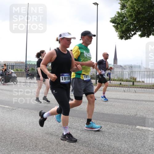 29.06.2025 - hella hamburg halbmarathon Lena Gebhardt http://msf.ph/oto/8379245 29.06.2025 10:40:11 Lombardsbrücke 18705, 19158, 1915, 1018, 1037, 1058, 1076, 1291, 1586, 1691, 1899, 2019, 2109, 2254, 2313, 2515, 2572, 2866, 2888, 3046, 3237, 3293, 3295, 3515, 3607, 3808, 3810, 3882, 3883, 3884, 4173, 4271, 4298, 4471, 4752, 4756, 5113, 5229, 5263, 5351, 5352, 5654, 5877, 5901, 5975, 6076, 6097, 6363, 6463, 6548, 6673, 6698, 6739, 6750, 6866, 6876, 6890, 6920, 7045, 7108, 7174, 7429, 7455, 7456, 7675, 7850, 8107, 8307, 8612, 10441 meine-sportfotos.de