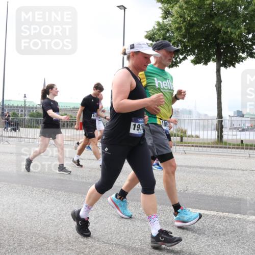 29.06.2025 - hella hamburg halbmarathon Lena Gebhardt http://msf.ph/oto/8379276 29.06.2025 10:40:11 Lombardsbrücke 10818, 671, 1915, 191, 1018, 1037, 1058, 1076, 1291, 1586, 1691, 1899, 2019, 2109, 2254, 2313, 2515, 2572, 2866, 2888, 3046, 3237, 3293, 3295, 3515, 3607, 3808, 3810, 3882, 3883, 3884, 4173, 4271, 4298, 4471, 4752, 4756, 5113, 5229, 5263, 5351, 5352, 5654, 5877, 5901, 5975, 6076, 6097, 6363, 6463, 6548, 6673, 6698, 6739, 6750, 6866, 6876, 6890, 6920, 7045, 7108, 7174, 7429, 7455, 7456, 7675, 7850, 8107, 8307, 8612, 10441 meine-sportfotos.de