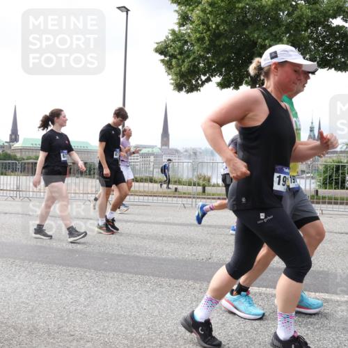 29.06.2025 - hella hamburg halbmarathon Lena Gebhardt http://msf.ph/oto/8379324 29.06.2025 10:40:12 Lombardsbrücke 0818, 67, 19, 19, 1018, 1037, 1058, 1076, 1291, 1586, 1691, 1899, 2019, 2109, 2254, 2313, 2515, 2572, 2866, 2888, 3046, 3237, 3293, 3295, 3515, 3607, 3808, 3810, 3882, 3883, 3884, 4173, 4271, 4471, 4752, 4756, 5113, 5229, 5263, 5351, 5352, 5654, 5702, 5877, 5901, 5975, 6076, 6097, 6229, 6363, 6463, 6548, 6673, 6698, 6739, 6750, 6866, 6876, 6890, 6920, 7045, 7108, 7174, 7429, 7455, 7456, 7675, 7850, 8107, 8307, 8391, 8612, 10441 meine-sportfotos.de