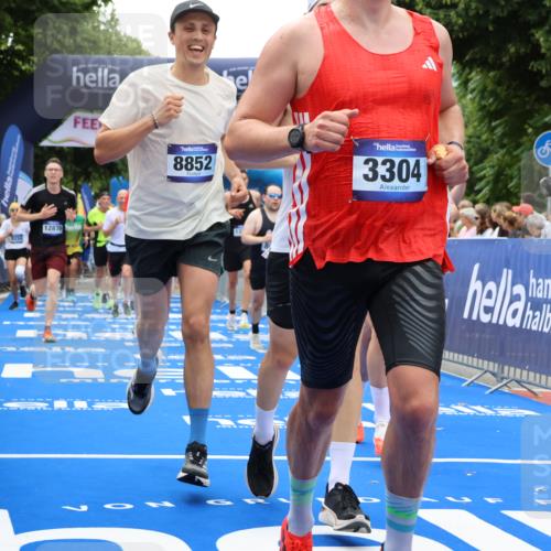 29.06.2025 - hella hamburg halbmarathon Strokosch-Dieckow http://msf.ph/oto/8379434 29.06.2025 10:47:29 Ziel 51, 1012, 1070, 1320, 1592, 1696, 2274, 2284, 2839, 2869, 2953, 3304, 5532, 5650, 5889, 6009, 8023, 8234, 8693, 8852, 8927, 9305, 10423, 10969, 11021, 11077, 11491, 12870, 13223, 13303, 14618, 14619, 15350, 15451, 15479, 15923, 16819, 17846, 17905, 18104, 18758, 18970, 18974, 19181 meine-sportfotos.de