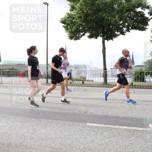 29.06.2025 - hella hamburg halbmarathon Lena Gebhardt http://msf.ph/oto/8379442 29.06.2025 10:40:12 Lombardsbrücke 1018, 1037, 1058, 1076, 1291, 1586, 1691, 1899, 2019, 2109, 2254, 2313, 2515, 2572, 2866, 2888, 3046, 3237, 3293, 3295, 3515, 3607, 3808, 3810, 3882, 3883, 3884, 4173, 4271, 4471, 4752, 4756, 5113, 5229, 5263, 5351, 5352, 5654, 5702, 5877, 5901, 5975, 6076, 6097, 6229, 6363, 6463, 6548, 6673, 6698, 6739, 6750, 6866, 6876, 6890, 6920, 7045, 7108, 7174, 7429, 7455, 7456, 7675, 7850, 8107, 8307, 8391, 8612, 10441 meine-sportfotos.de