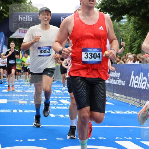 29.06.2025 - hella hamburg halbmarathon Strokosch-Dieckow http://msf.ph/oto/8379468 29.06.2025 10:47:29 Ziel 51, 1012, 1070, 1320, 1592, 1696, 2274, 2284, 2839, 2869, 2953, 3304, 5532, 5650, 5889, 6009, 8023, 8234, 8693, 8852, 8927, 9305, 10423, 10969, 11021, 11077, 11491, 12870, 13223, 13303, 14618, 14619, 15350, 15451, 15479, 15923, 16819, 17846, 17905, 18104, 18758, 18970, 18974, 19181 meine-sportfotos.de