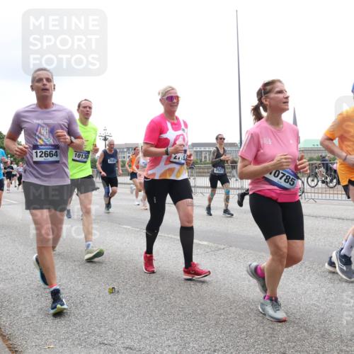 29.06.2025 - hella hamburg halbmarathon Lena Gebhardt http://msf.ph/oto/8379489 29.06.2025 10:49:26 Lombardsbrücke 17315, 12664, 10130, 2, 13, 2541, 2527, 0785, 1078, 1525, 1625, 1805, 1888, 2067, 2395, 2466, 2527, 2541, 2668, 2713, 2862, 2927, 3070, 3086, 3183, 3232, 3253, 3383, 3943, 4403, 4525, 4527, 4589, 4769, 4809, 5106, 5118, 5463, 5551, 5552, 5694, 6191, 6566, 6694, 6979, 6989, 7301, 7305, 7339, 7650, 7931, 7936, 8549, 9162, 9245, 9261, 9341, 9359, 10033, 10038, 10081, 10130, 10333, 10479, 10704, 10782, 10785, 11000, 11031, 11192, 11558, 11631, 12388, 13764 meine-sportfotos.de
