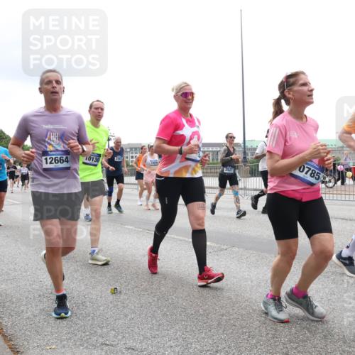 29.06.2025 - hella hamburg halbmarathon Lena Gebhardt http://msf.ph/oto/8379537 29.06.2025 10:49:26 Lombardsbrücke 17315, 12664, 10130, 2541, 10038, 2527, 0785, 10782, 1525, 1625, 1805, 1888, 2067, 2395, 2466, 2527, 2541, 2668, 2713, 2862, 2927, 3070, 3086, 3183, 3232, 3253, 3383, 3943, 4403, 4525, 4527, 4589, 4769, 4809, 5106, 5118, 5463, 5551, 5552, 5694, 6191, 6566, 6694, 6979, 6989, 7301, 7305, 7339, 7650, 7931, 7936, 8549, 9162, 9245, 9261, 9341, 9359, 10033, 10038, 10081, 10130, 10333, 10479, 10704, 10782, 10785, 11000, 11031, 11192, 11558, 11631, 12388, 13764 meine-sportfotos.de
