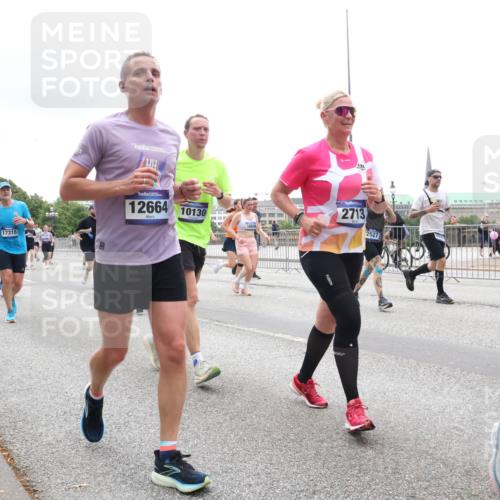 29.06.2025 - hella hamburg halbmarathon Lena Gebhardt http://msf.ph/oto/8379648 29.06.2025 10:49:26 Lombardsbrücke 17964, 17315, 12664, 10130, 2713, 2527, 1525, 1625, 1805, 1888, 2067, 2395, 2466, 2527, 2541, 2668, 2713, 2862, 2927, 3070, 3086, 3183, 3232, 3253, 3383, 3943, 4403, 4525, 4527, 4589, 4769, 4809, 5106, 5118, 5463, 5551, 5552, 5694, 6191, 6566, 6694, 6979, 6989, 7301, 7305, 7339, 7650, 7931, 7936, 8549, 9162, 9245, 9261, 9341, 9359, 10033, 10038, 10081, 10130, 10333, 10479, 10704, 10782, 10785, 11000, 11031, 11192, 11558, 11631, 12388, 13764 meine-sportfotos.de