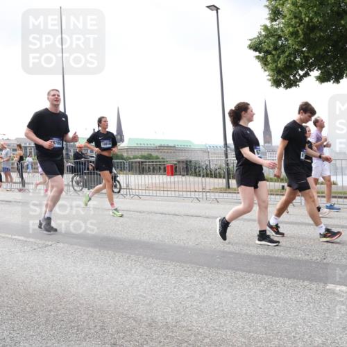 29.06.2025 - hella hamburg halbmarathon Lena Gebhardt http://msf.ph/oto/8379669 29.06.2025 10:40:12 Lombardsbrücke 927, 8705, 10818, 1018, 1037, 1058, 1076, 1291, 1586, 1691, 1899, 2019, 2109, 2254, 2313, 2515, 2572, 2866, 2888, 3046, 3237, 3293, 3295, 3515, 3607, 3808, 3810, 3882, 3883, 3884, 4173, 4271, 4471, 4752, 4756, 5113, 5229, 5263, 5351, 5352, 5654, 5702, 5877, 5901, 5975, 6076, 6097, 6229, 6363, 6463, 6548, 6673, 6698, 6739, 6750, 6866, 6876, 6890, 6920, 7045, 7108, 7174, 7429, 7455, 7456, 7675, 7850, 8107, 8307, 8391, 8612, 10441 meine-sportfotos.de