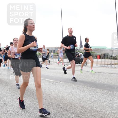 29.06.2025 - hella hamburg halbmarathon Lena Gebhardt http://msf.ph/oto/8379696 29.06.2025 10:40:13 Lombardsbrücke 6545, 919, 1244, 16744, 8705, 1018, 1037, 1058, 1076, 1291, 1586, 1691, 1899, 2019, 2109, 2254, 2313, 2515, 2572, 2866, 2888, 3046, 3237, 3293, 3295, 3515, 3607, 3808, 3810, 3882, 3883, 3884, 4173, 4271, 4471, 4752, 4756, 5113, 5229, 5263, 5351, 5352, 5654, 5702, 5877, 5901, 5975, 6076, 6097, 6229, 6363, 6463, 6548, 6673, 6698, 6739, 6750, 6866, 6876, 6890, 6920, 7045, 7108, 7174, 7455, 7456, 7675, 7850, 8107, 8307, 8391, 8612, 10441 meine-sportfotos.de