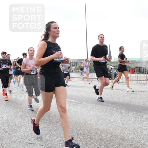 29.06.2025 - hella hamburg halbmarathon Lena Gebhardt http://msf.ph/oto/8379816 29.06.2025 10:40:13 Lombardsbrücke 548, 351, 104545, 9195, 244, 201, 1674, 1018, 1037, 1058, 1076, 1291, 1586, 1691, 1899, 2019, 2109, 2254, 2313, 2515, 2572, 2866, 2888, 3046, 3237, 3293, 3295, 3515, 3607, 3808, 3810, 3882, 3883, 3884, 4173, 4271, 4471, 4752, 4756, 5113, 5229, 5263, 5351, 5352, 5654, 5702, 5877, 5901, 5975, 6076, 6097, 6229, 6363, 6463, 6548, 6673, 6698, 6739, 6750, 6866, 6876, 6890, 6920, 7045, 7108, 7174, 7455, 7456, 7675, 7850, 8107, 8307, 8391, 8612, 10441 meine-sportfotos.de