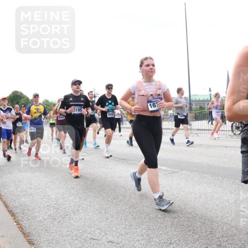 29.06.2025 - hella hamburg halbmarathon Lena Gebhardt http://msf.ph/oto/8380001 29.06.2025 10:40:13 Lombardsbrücke 6750, 0648, 3519, 6545, 195, 162, 19, 2866, 9495, 1018, 1037, 1058, 1076, 1291, 1586, 1691, 1899, 2019, 2109, 2254, 2313, 2515, 2572, 2866, 2888, 3046, 3237, 3293, 3295, 3515, 3607, 3808, 3810, 3882, 3883, 3884, 4173, 4271, 4471, 4752, 4756, 5113, 5229, 5263, 5351, 5352, 5654, 5702, 5877, 5901, 5975, 6076, 6097, 6229, 6363, 6463, 6548, 6673, 6698, 6739, 6750, 6866, 6876, 6890, 6920, 7045, 7108, 7174, 7455, 7456, 7675, 7850, 8107, 8307, 8391, 8612, 10441 meine-sportfotos.de