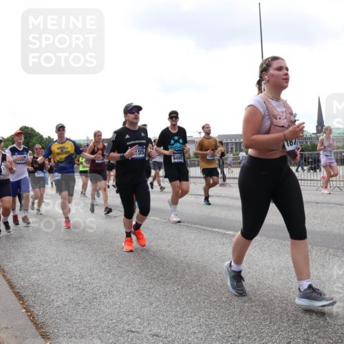 29.06.2025 - hella hamburg halbmarathon Lena Gebhardt http://msf.ph/oto/8380089 29.06.2025 10:40:14 Lombardsbrücke 750, 3515, 0648, 545, 95, 17116, 9495, 1018, 1037, 1058, 1076, 1291, 1586, 1691, 1899, 2019, 2109, 2254, 2313, 2515, 2572, 2763, 2866, 2888, 3046, 3237, 3293, 3295, 3515, 3607, 3808, 3810, 3882, 3883, 3884, 4173, 4271, 4471, 4752, 4756, 5059, 5113, 5229, 5263, 5351, 5352, 5654, 5702, 5877, 5901, 5975, 6076, 6097, 6229, 6363, 6463, 6548, 6673, 6698, 6750, 6866, 6876, 6890, 6920, 7045, 7108, 7174, 7455, 7456, 7675, 7850, 8107, 8307, 8391, 8612, 10441 meine-sportfotos.de