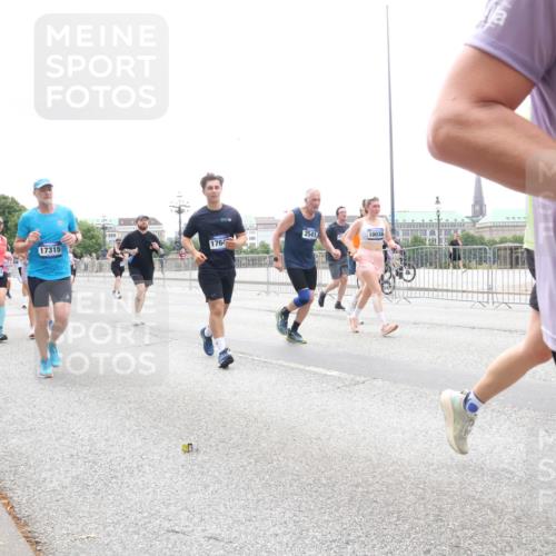 29.06.2025 - hella hamburg halbmarathon Lena Gebhardt http://msf.ph/oto/8380122 29.06.2025 10:49:27 Lombardsbrücke 17315, 1764, 17964, 2541, 10038, 1040, 1041, 1525, 1625, 1805, 1888, 2067, 2395, 2466, 2527, 2541, 2668, 2713, 2862, 2927, 3070, 3086, 3183, 3232, 3253, 3383, 3943, 4403, 4525, 4527, 4589, 4769, 4809, 5106, 5118, 5463, 5551, 5552, 5694, 6191, 6694, 6979, 6989, 7301, 7305, 7339, 7650, 7679, 7931, 7936, 8549, 9162, 9245, 9261, 9341, 9359, 10033, 10038, 10081, 10130, 10333, 10479, 10704, 10782, 10785, 11000, 11031, 11192, 11558, 11631, 12388, 13764 meine-sportfotos.de
