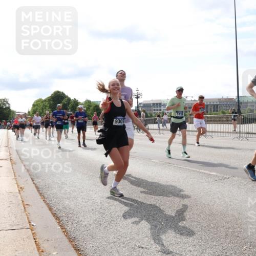 29.06.2025 - hella hamburg halbmarathon Lena Gebhardt http://msf.ph/oto/8380148 29.06.2025 10:15:30 Lombardsbrücke 9307, 16040, 1296, 1440, 1524, 1745, 2110, 2281, 2720, 2989, 3417, 3513, 3650, 4007, 4466, 4492, 4494, 4495, 5069, 5271, 5739, 5986, 6317, 6376, 6576, 7452, 7809, 7810, 7881, 8237, 8256, 8609, 9192, 9307, 9423, 9657, 9847, 9975, 9997, 10108, 10775, 10858, 11271, 11598, 12457, 12521, 13179, 13197, 13453, 13500, 13818, 13951, 14413, 14423, 14550, 14552, 15150, 15307, 15740 meine-sportfotos.de