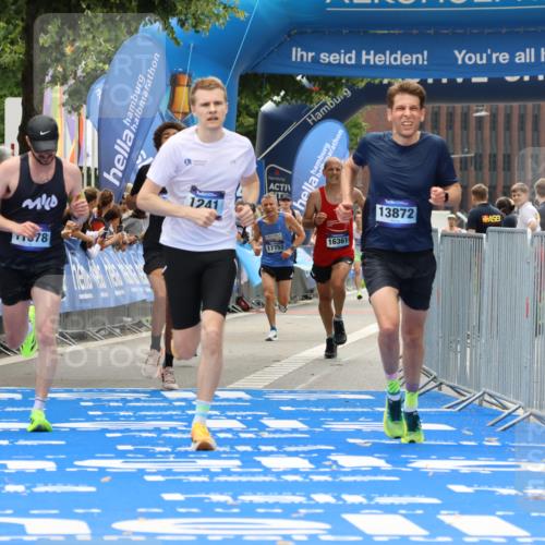 29.06.2025 - hella hamburg halbmarathon Strokosch-Dieckow http://msf.ph/oto/8380161 29.06.2025 10:24:46 Ziel 1241, 1271, 2892, 7142, 11678, 13872, 14836, 16361, 17752, 18740 meine-sportfotos.de