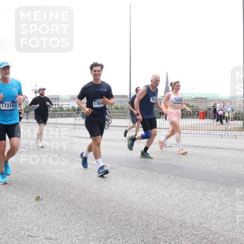 29.06.2025 - hella hamburg halbmarathon Lena Gebhardt http://msf.ph/oto/8380206 29.06.2025 10:49:28 Lombardsbrücke 64, 292, 3070, 2541, 17315, 1764, 10038, 1040, 1041, 1525, 1625, 1805, 1888, 2067, 2395, 2466, 2527, 2541, 2668, 2713, 2862, 2927, 2997, 3070, 3086, 3183, 3232, 3253, 3383, 3943, 4403, 4525, 4527, 4589, 4769, 4809, 5076, 5106, 5118, 5463, 5551, 5552, 5694, 6191, 6694, 6979, 6989, 7301, 7305, 7339, 7650, 7679, 7931, 7936, 8549, 9162, 9245, 9261, 9341, 9359, 10033, 10038, 10081, 10130, 10333, 10479, 10704, 10782, 10785, 11031, 11192, 11558, 11631, 12388, 13764 meine-sportfotos.de