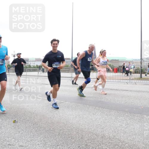 29.06.2025 - hella hamburg halbmarathon Lena Gebhardt http://msf.ph/oto/8380231 29.06.2025 10:49:28 Lombardsbrücke 3070, 292, 17315, 17647, 2541, 10038, 1040, 1041, 1525, 1625, 1805, 1888, 2067, 2395, 2466, 2527, 2541, 2668, 2713, 2862, 2927, 2997, 3070, 3086, 3183, 3232, 3253, 3383, 3943, 4403, 4525, 4527, 4589, 4769, 4809, 5076, 5106, 5118, 5463, 5551, 5552, 5694, 6191, 6694, 6979, 6989, 7301, 7305, 7339, 7650, 7679, 7931, 7936, 8549, 9162, 9245, 9261, 9341, 9359, 10033, 10038, 10081, 10130, 10333, 10479, 10704, 10782, 10785, 11031, 11192, 11558, 11631, 12388, 13764 meine-sportfotos.de