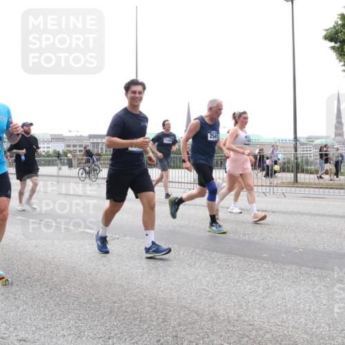 29.06.2025 - hella hamburg halbmarathon Lena Gebhardt http://msf.ph/oto/8380283 29.06.2025 10:49:28 Lombardsbrücke 3070, 17315, 11889, 2541, 1040, 1041, 1525, 1625, 1805, 1888, 2067, 2395, 2466, 2527, 2541, 2668, 2713, 2862, 2927, 2997, 3070, 3086, 3183, 3232, 3253, 3383, 3943, 4403, 4525, 4527, 4589, 4769, 4809, 5076, 5106, 5118, 5463, 5551, 5552, 5694, 6191, 6694, 6979, 6989, 7301, 7305, 7339, 7650, 7679, 7931, 7936, 8549, 9162, 9245, 9261, 9341, 9359, 10033, 10038, 10081, 10130, 10333, 10479, 10704, 10782, 10785, 11031, 11192, 11558, 11631, 12388, 13764 meine-sportfotos.de