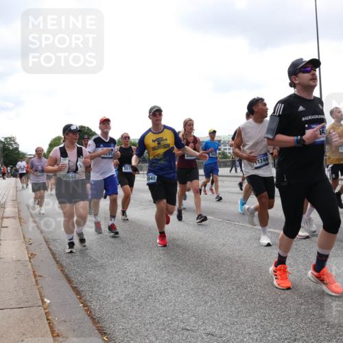 29.06.2025 - hella hamburg halbmarathon Lena Gebhardt http://msf.ph/oto/8380382 29.06.2025 10:40:14 Lombardsbrücke 0648, 351, 545, 200, 1244, 15, 1018, 1037, 1058, 1076, 1291, 1586, 1691, 1899, 2019, 2109, 2254, 2313, 2515, 2572, 2763, 2866, 2888, 3046, 3237, 3293, 3295, 3515, 3607, 3808, 3810, 3882, 3883, 3884, 4173, 4271, 4471, 4752, 4756, 5059, 5113, 5229, 5263, 5351, 5352, 5654, 5702, 5877, 5901, 5975, 6076, 6097, 6229, 6363, 6463, 6548, 6673, 6698, 6750, 6866, 6876, 6890, 6920, 7045, 7108, 7174, 7455, 7456, 7675, 7850, 8107, 8307, 8391, 8612, 10441 meine-sportfotos.de