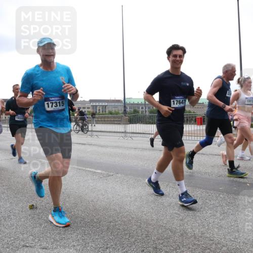 29.06.2025 - hella hamburg halbmarathon Lena Gebhardt http://msf.ph/oto/8380395 29.06.2025 10:49:28 Lombardsbrücke 7964, 3070, 292, 10333, 17315, 17647, 10038, 1040, 1041, 1525, 1625, 1805, 1888, 2067, 2395, 2466, 2527, 2541, 2668, 2713, 2862, 2927, 2997, 3070, 3086, 3183, 3232, 3253, 3383, 3943, 4403, 4525, 4527, 4589, 4769, 4809, 5076, 5106, 5118, 5463, 5551, 5552, 5694, 6191, 6694, 6979, 6989, 7301, 7305, 7339, 7650, 7679, 7931, 7936, 8549, 9162, 9245, 9261, 9341, 9359, 10033, 10038, 10081, 10130, 10333, 10479, 10704, 10782, 10785, 11031, 11192, 11558, 11631, 12388, 13764 meine-sportfotos.de