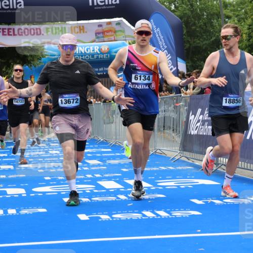 29.06.2025 - hella hamburg halbmarathon Strokosch-Dieckow http://msf.ph/oto/8380403 29.06.2025 10:47:15 Ziel 2623, 2864, 5024, 6134, 6168, 6203, 6373, 6716, 7480, 10208, 10211, 11491, 11518, 13007, 13672, 13782, 14722, 15611, 16089, 16286, 17718, 17915, 18856 meine-sportfotos.de