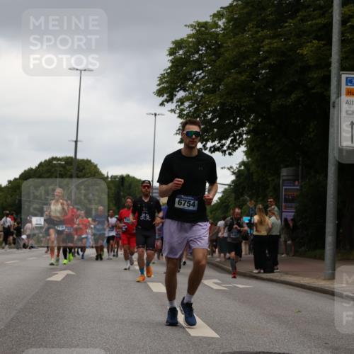 29.06.2025 - hella hamburg halbmarathon Yannick Fuchs http://msf.ph/oto/8380462 29.06.2025 10:54:45 20KM 1364, 1414, 1653, 2322, 2323, 3698, 5602, 5603, 6033, 6201, 6309, 6487, 6754, 6757, 6921, 7006, 7065, 7306, 7636, 7759, 7761, 8191, 8421, 8422, 8662, 8923, 9020, 9021, 10534, 10576, 11623, 11702, 11753, 11782, 11937, 12491, 13459, 13488, 13589, 14429, 15269, 16621, 17491, 17899, 17952, 18029, 18063, 18757, 19117, 19146, 19242, 19246 meine-sportfotos.de