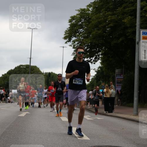 29.06.2025 - hella hamburg halbmarathon Yannick Fuchs http://msf.ph/oto/8380465 29.06.2025 10:54:45 20KM 1364, 1414, 1653, 2322, 2323, 3698, 5602, 5603, 6033, 6201, 6309, 6487, 6754, 6757, 6921, 7006, 7065, 7306, 7636, 7759, 7761, 8191, 8421, 8422, 8662, 8923, 9020, 9021, 10534, 10576, 11623, 11702, 11753, 11782, 11937, 12491, 13459, 13488, 13589, 14429, 15269, 16621, 17491, 17899, 17952, 18029, 18063, 18757, 19117, 19146, 19242, 19246 meine-sportfotos.de