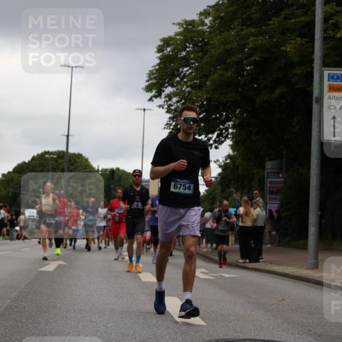 29.06.2025 - hella hamburg halbmarathon Yannick Fuchs http://msf.ph/oto/8380474 29.06.2025 10:54:45 20KM 1364, 1414, 1653, 2322, 2323, 3698, 5602, 5603, 6033, 6201, 6309, 6487, 6754, 6757, 6921, 7006, 7065, 7306, 7636, 7759, 7761, 8191, 8421, 8422, 8662, 8923, 9020, 9021, 10534, 10576, 11623, 11702, 11753, 11782, 11937, 12491, 13459, 13488, 13589, 14429, 15269, 16621, 17491, 17899, 17952, 18029, 18063, 18757, 19117, 19146, 19242, 19246 meine-sportfotos.de
