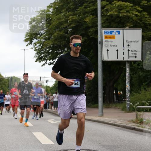 29.06.2025 - hella hamburg halbmarathon Yannick Fuchs http://msf.ph/oto/8380556 29.06.2025 10:54:46 20KM 1364, 1414, 1653, 2322, 2323, 3698, 5602, 5603, 6033, 6201, 6309, 6487, 6754, 6757, 6921, 7006, 7065, 7306, 7636, 7759, 7761, 8191, 8421, 8422, 8662, 8923, 9020, 9021, 10534, 10576, 11623, 11702, 11753, 11782, 11937, 12491, 13459, 13589, 14429, 15269, 16621, 17226, 17899, 17952, 18029, 18063, 18757, 19117, 19146, 19242, 19246 meine-sportfotos.de