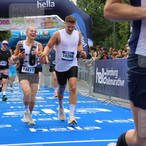 29.06.2025 - hella hamburg halbmarathon Strokosch-Dieckow http://msf.ph/oto/8380563 29.06.2025 10:47:13 Ziel 2623, 2864, 4093, 5024, 6134, 6168, 6203, 6373, 6716, 7480, 7908, 10208, 10211, 11518, 12579, 13007, 13672, 13782, 14722, 15611, 15684, 16286, 17718, 17915, 18856 meine-sportfotos.de