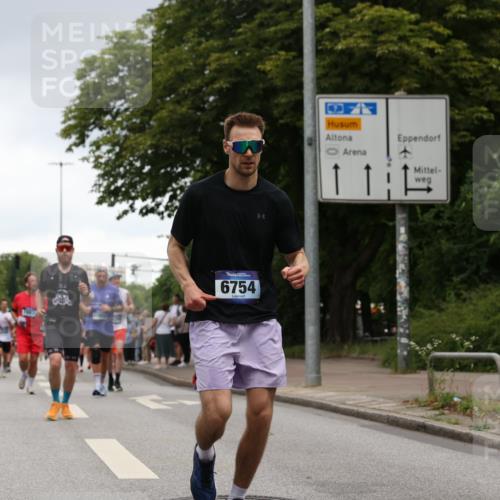 29.06.2025 - hella hamburg halbmarathon Yannick Fuchs http://msf.ph/oto/8380601 29.06.2025 10:54:46 20KM 1364, 1414, 1653, 2322, 2323, 3698, 5602, 5603, 6033, 6201, 6309, 6487, 6754, 6757, 6921, 7006, 7065, 7306, 7636, 7759, 7761, 8191, 8421, 8422, 8662, 8923, 9020, 9021, 10534, 10576, 11623, 11702, 11753, 11782, 11937, 12491, 13459, 13589, 14429, 15269, 16621, 17226, 17899, 17952, 18029, 18063, 18757, 19117, 19146, 19242, 19246 meine-sportfotos.de