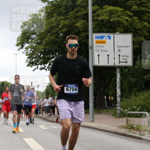 29.06.2025 - hella hamburg halbmarathon Yannick Fuchs http://msf.ph/oto/8380632 29.06.2025 10:54:46 20KM 1364, 1414, 1653, 2322, 2323, 3698, 5602, 5603, 6033, 6201, 6309, 6487, 6754, 6757, 6921, 7006, 7065, 7306, 7636, 7759, 7761, 8191, 8421, 8422, 8662, 8923, 9020, 9021, 10534, 10576, 11623, 11702, 11753, 11782, 11937, 12491, 13459, 13589, 14429, 15269, 16621, 17226, 17899, 17952, 18029, 18063, 18757, 19117, 19146, 19242, 19246 meine-sportfotos.de