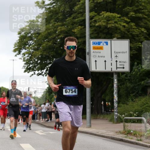 29.06.2025 - hella hamburg halbmarathon Yannick Fuchs http://msf.ph/oto/8380665 29.06.2025 10:54:46 20KM 1364, 1414, 1653, 2322, 2323, 3698, 5602, 5603, 6033, 6201, 6309, 6487, 6754, 6757, 6921, 7006, 7065, 7306, 7636, 7759, 7761, 8191, 8421, 8422, 8662, 8923, 9020, 9021, 10534, 10576, 11623, 11702, 11753, 11782, 11937, 12491, 13459, 13589, 14429, 15269, 16621, 17226, 17899, 17952, 18029, 18063, 18757, 19117, 19146, 19242, 19246 meine-sportfotos.de