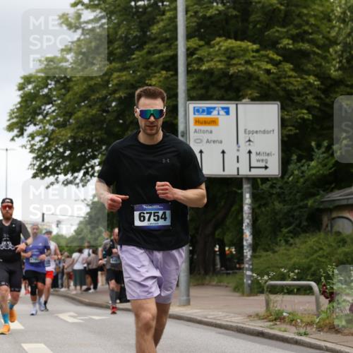 29.06.2025 - hella hamburg halbmarathon Yannick Fuchs http://msf.ph/oto/8380702 29.06.2025 10:54:46 20KM 1364, 1414, 1653, 2322, 2323, 3698, 5602, 5603, 6033, 6201, 6309, 6487, 6754, 6757, 6921, 7006, 7065, 7306, 7636, 7759, 7761, 8191, 8421, 8422, 8662, 8923, 9020, 9021, 10534, 10576, 11623, 11702, 11753, 11782, 11937, 12491, 13459, 13589, 14429, 15269, 16621, 17226, 17899, 17952, 18029, 18063, 18757, 19117, 19146, 19242, 19246 meine-sportfotos.de