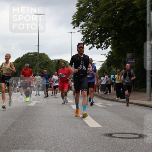 29.06.2025 - hella hamburg halbmarathon Yannick Fuchs http://msf.ph/oto/8380729 29.06.2025 10:54:47 20KM 1188, 1364, 1414, 1453, 1653, 2322, 2323, 3698, 5602, 5603, 6033, 6201, 6309, 6487, 6754, 6757, 6921, 7006, 7065, 7306, 7636, 7759, 7761, 8421, 8422, 8662, 8923, 9020, 9021, 10534, 11623, 11702, 11782, 11937, 12491, 13459, 13516, 13589, 14429, 15269, 16621, 17226, 17899, 17952, 18029, 18063, 18757, 19117, 19146, 19242, 19246 meine-sportfotos.de