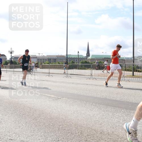29.06.2025 - hella hamburg halbmarathon Lena Gebhardt http://msf.ph/oto/8380746 29.06.2025 10:15:31 Lombardsbrücke 13500, 18252, 1296, 1440, 1524, 1745, 2110, 2281, 2720, 2989, 3417, 3513, 3650, 4007, 4466, 4492, 4494, 4495, 5069, 5271, 5739, 5986, 6317, 6376, 6576, 7452, 7809, 7810, 7881, 8237, 8256, 8609, 9192, 9307, 9423, 9657, 9847, 9975, 9997, 10108, 10775, 10858, 11598, 12457, 12469, 12521, 13179, 13197, 13453, 13500, 13818, 13951, 14413, 14423, 14550, 14552, 15150, 15307, 15740 meine-sportfotos.de