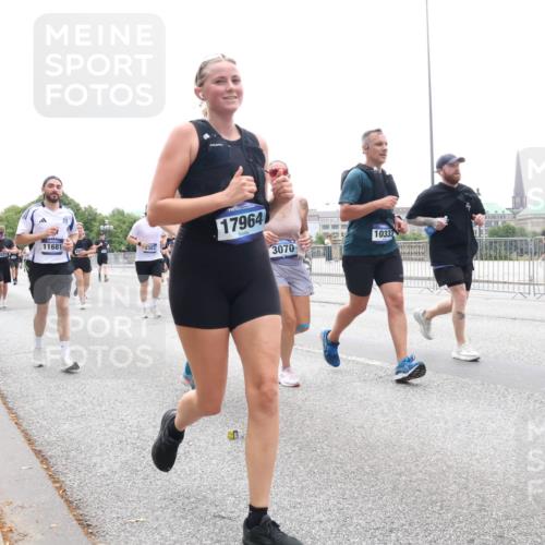 29.06.2025 - hella hamburg halbmarathon Lena Gebhardt http://msf.ph/oto/8380841 29.06.2025 10:49:29 Lombardsbrücke 11681, 3383, 17964, 3070, 10333, 1040, 1041, 1525, 1625, 1805, 1888, 2067, 2395, 2466, 2527, 2541, 2668, 2713, 2862, 2927, 2997, 3070, 3086, 3183, 3232, 3253, 3383, 3943, 4403, 4525, 4527, 4589, 4769, 4809, 5076, 5106, 5118, 5463, 5551, 5552, 5694, 6191, 6694, 6979, 6989, 7301, 7305, 7339, 7650, 7679, 7931, 7936, 8549, 9162, 9245, 9261, 9341, 9359, 10033, 10038, 10130, 10333, 10403, 10479, 10704, 10782, 10785, 11031, 11192, 11558, 11631, 12388, 13764 meine-sportfotos.de