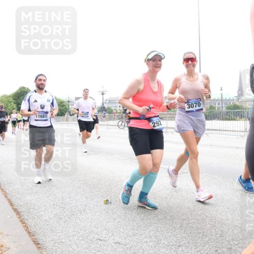 29.06.2025 - hella hamburg halbmarathon Lena Gebhardt http://msf.ph/oto/8381020 29.06.2025 10:49:30 Lombardsbrücke 1681, 383, 292, 3070, 1040, 1041, 1525, 1625, 1805, 1888, 2067, 2395, 2466, 2527, 2541, 2668, 2713, 2862, 2927, 2997, 3070, 3086, 3183, 3232, 3253, 3383, 3943, 4403, 4525, 4527, 4589, 4769, 4809, 5076, 5106, 5118, 5463, 5552, 5694, 6191, 6694, 6979, 6989, 7301, 7305, 7339, 7366, 7650, 7679, 7931, 7936, 8549, 9162, 9245, 9261, 9341, 9359, 10033, 10038, 10130, 10333, 10403, 10479, 10704, 10782, 10785, 11031, 11192, 11558, 11631, 12388, 13764 meine-sportfotos.de