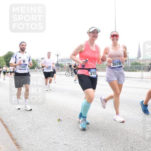 29.06.2025 - hella hamburg halbmarathon Lena Gebhardt http://msf.ph/oto/8381059 29.06.2025 10:49:30 Lombardsbrücke 11681, 3383, 292, 3070, 1033, 1040, 1041, 1525, 1625, 1805, 1888, 2067, 2395, 2466, 2527, 2541, 2668, 2713, 2862, 2927, 2997, 3070, 3086, 3183, 3232, 3253, 3383, 3943, 4403, 4525, 4527, 4589, 4769, 4809, 5076, 5106, 5118, 5463, 5552, 5694, 6191, 6694, 6979, 6989, 7301, 7305, 7339, 7366, 7650, 7679, 7931, 7936, 8549, 9162, 9245, 9261, 9341, 9359, 10033, 10038, 10130, 10333, 10403, 10479, 10704, 10782, 10785, 11031, 11192, 11558, 11631, 12388, 13764 meine-sportfotos.de