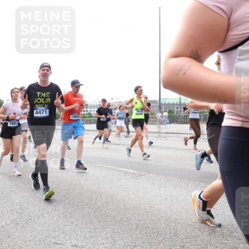 29.06.2025 - hella hamburg halbmarathon Lena Gebhardt http://msf.ph/oto/8381165 29.06.2025 10:40:17 Lombardsbrücke 6750, 6876, 1691, 4471, 10953, 6920, 8815, 1018, 1037, 1058, 1076, 1291, 1586, 1691, 1899, 2019, 2109, 2254, 2313, 2515, 2572, 2762, 2763, 2866, 2888, 3237, 3293, 3295, 3515, 3607, 3808, 3810, 3882, 3883, 3884, 4173, 4271, 4471, 4756, 4906, 5059, 5113, 5229, 5263, 5351, 5352, 5654, 5702, 5877, 5901, 5975, 6076, 6097, 6229, 6278, 6280, 6363, 6463, 6548, 6673, 6698, 6750, 6866, 6876, 6890, 6920, 7045, 7108, 7174, 7455, 7456, 7675, 7850, 8107, 8307, 8378, 8391, 8612 meine-sportfotos.de