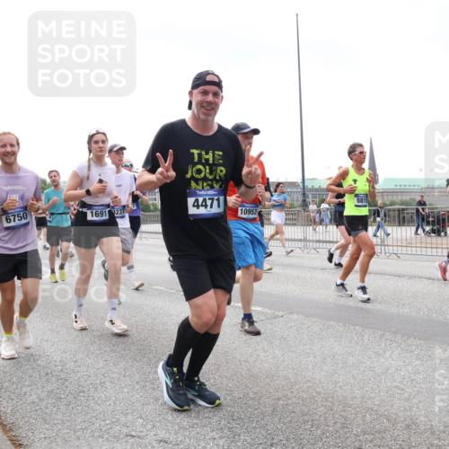 29.06.2025 - hella hamburg halbmarathon Lena Gebhardt http://msf.ph/oto/8381338 29.06.2025 10:40:17 Lombardsbrücke 8815, 10953, 2254, 6750, 1691, 3237, 4471, 1018, 1037, 1058, 1076, 1291, 1586, 1691, 1899, 2019, 2109, 2254, 2313, 2515, 2572, 2762, 2763, 2866, 2888, 3237, 3293, 3295, 3515, 3607, 3808, 3810, 3882, 3883, 3884, 4173, 4271, 4471, 4756, 4906, 5059, 5113, 5229, 5263, 5351, 5352, 5654, 5702, 5877, 5901, 5975, 6076, 6097, 6229, 6278, 6280, 6363, 6463, 6548, 6673, 6698, 6750, 6866, 6876, 6890, 6920, 7045, 7108, 7174, 7455, 7456, 7675, 7850, 8107, 8307, 8378, 8391, 8612 meine-sportfotos.de