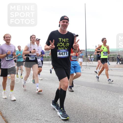 29.06.2025 - hella hamburg halbmarathon Lena Gebhardt http://msf.ph/oto/8381378 29.06.2025 10:40:17 Lombardsbrücke 2254, 6750, 1691, 3231, 4471, 8815, 10953, 16966, 1018, 1037, 1058, 1076, 1291, 1586, 1691, 1899, 2019, 2109, 2254, 2313, 2515, 2572, 2762, 2763, 2866, 2888, 3237, 3293, 3295, 3515, 3607, 3808, 3810, 3882, 3883, 3884, 4173, 4271, 4471, 4756, 4906, 5059, 5113, 5229, 5263, 5351, 5352, 5654, 5702, 5877, 5901, 5975, 6076, 6097, 6229, 6278, 6280, 6363, 6463, 6548, 6673, 6698, 6750, 6866, 6876, 6890, 6920, 7045, 7108, 7174, 7455, 7456, 7675, 7850, 8107, 8307, 8378, 8391, 8612 meine-sportfotos.de