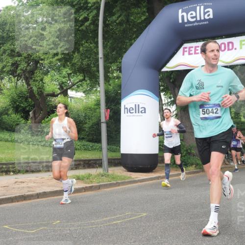 29.06.2025 - hella hamburg halbmarathon KatJ http://msf.ph/oto/8381428 29.06.2025 10:25:16 Zwischen KM18-KM19 2121, 5042, 6993 meine-sportfotos.de