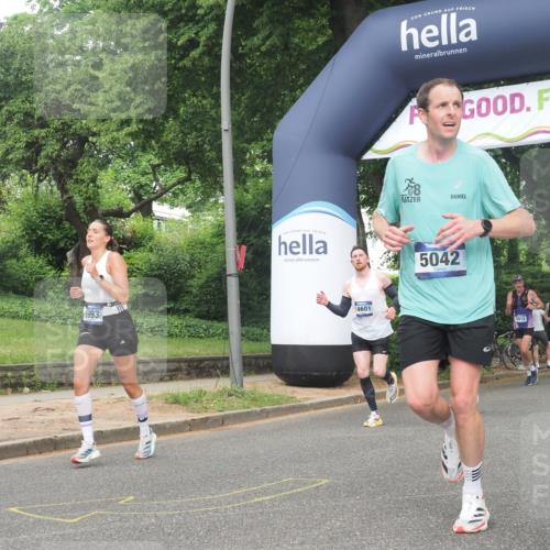 29.06.2025 - hella hamburg halbmarathon KatJ http://msf.ph/oto/8381456 29.06.2025 10:25:16 Zwischen KM18-KM19 2121, 5042, 6993 meine-sportfotos.de
