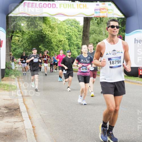 29.06.2025 - hella hamburg halbmarathon MichiJ http://msf.ph/oto/8381457 29.06.2025 10:46:31 Zwischen KM18-KM19 4238, 6033, 6438, 6470, 8326, 12564, 12736, 13706, 14732, 15344, 16530, 17814, 18377, 18799 meine-sportfotos.de