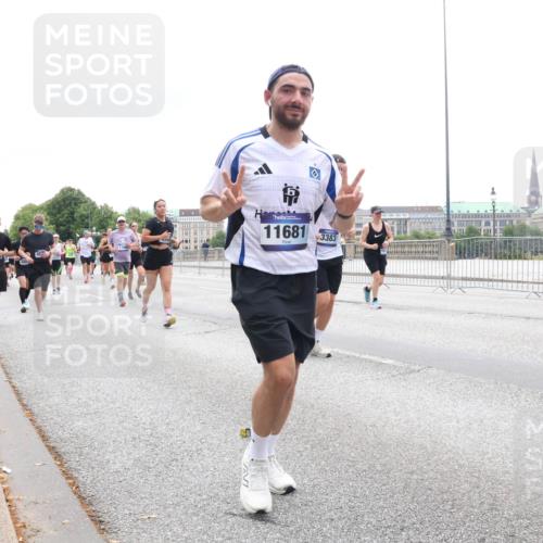 29.06.2025 - hella hamburg halbmarathon Lena Gebhardt http://msf.ph/oto/8381482 29.06.2025 10:49:31 Lombardsbrücke 11681, 3383, 1040, 1041, 1525, 1625, 1805, 1888, 2067, 2395, 2466, 2527, 2541, 2668, 2713, 2862, 2927, 2997, 3070, 3086, 3183, 3232, 3383, 3943, 4403, 4525, 4527, 4589, 4769, 4809, 5076, 5106, 5118, 5463, 5552, 5694, 6191, 6694, 6979, 6989, 7301, 7305, 7339, 7366, 7650, 7679, 7931, 7936, 8065, 8549, 9162, 9245, 9261, 9341, 9359, 10033, 10038, 10130, 10333, 10403, 10479, 10704, 10782, 10785, 11031, 11192, 11558, 11631, 12388, 13764, 14692 meine-sportfotos.de
