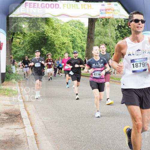 29.06.2025 - hella hamburg halbmarathon MichiJ http://msf.ph/oto/8381492 29.06.2025 10:46:31 Zwischen KM18-KM19 4238, 6033, 6438, 6470, 8326, 12564, 12736, 13706, 14732, 15344, 16530, 17814, 18377, 18799 meine-sportfotos.de