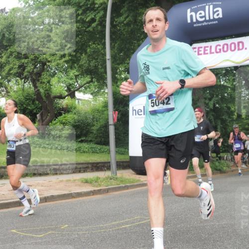29.06.2025 - hella hamburg halbmarathon KatJ http://msf.ph/oto/8381506 29.06.2025 10:25:16 Zwischen KM18-KM19 2121, 5042, 6993 meine-sportfotos.de