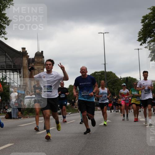 29.06.2025 - hella hamburg halbmarathon Yannick Fuchs http://msf.ph/oto/8381526 29.06.2025 10:54:53 20KM 1188, 1364, 1414, 1453, 1653, 2322, 2323, 2661, 3698, 5602, 5603, 5775, 6033, 6201, 6487, 6708, 6754, 6757, 6921, 7006, 7065, 7306, 7636, 7759, 7761, 8662, 9020, 9021, 9984, 10534, 11623, 11702, 11782, 13459, 13516, 15269, 16621, 17145, 17226, 17951, 17952, 18133, 18757, 19117, 19146, 19242 meine-sportfotos.de