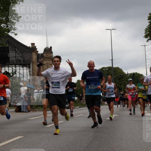 29.06.2025 - hella hamburg halbmarathon Yannick Fuchs http://msf.ph/oto/8381535 29.06.2025 10:54:53 20KM 1188, 1364, 1414, 1453, 1653, 2322, 2323, 2661, 3698, 5602, 5603, 5775, 6033, 6201, 6487, 6708, 6754, 6757, 6921, 7006, 7065, 7306, 7636, 7759, 7761, 8662, 9020, 9021, 9984, 10534, 11623, 11702, 11782, 13459, 13516, 15269, 16621, 17145, 17226, 17951, 17952, 18133, 18757, 19117, 19146, 19242 meine-sportfotos.de